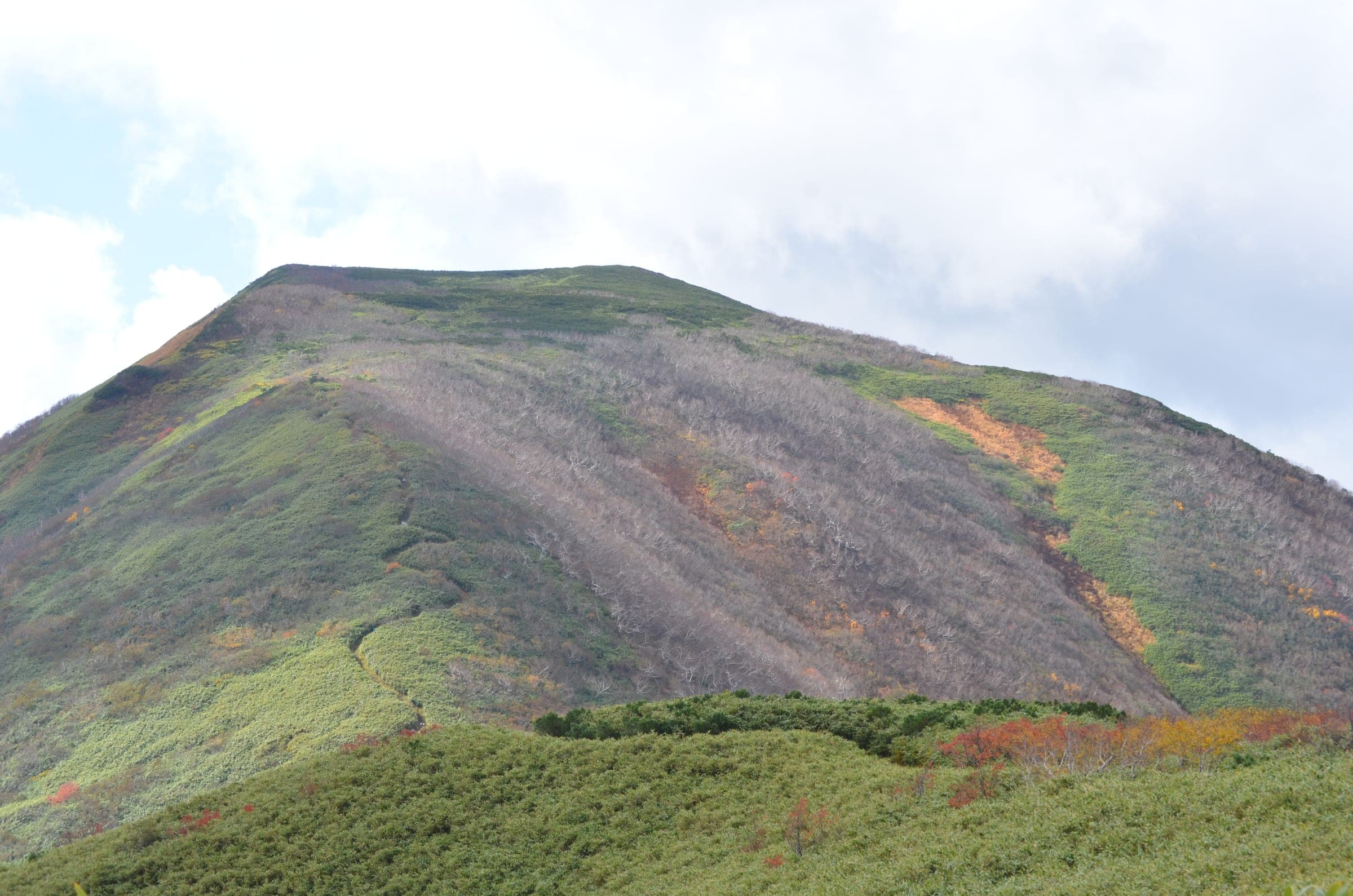 The rounded summit of Yoichi-dake rises above the trail in autumn colour