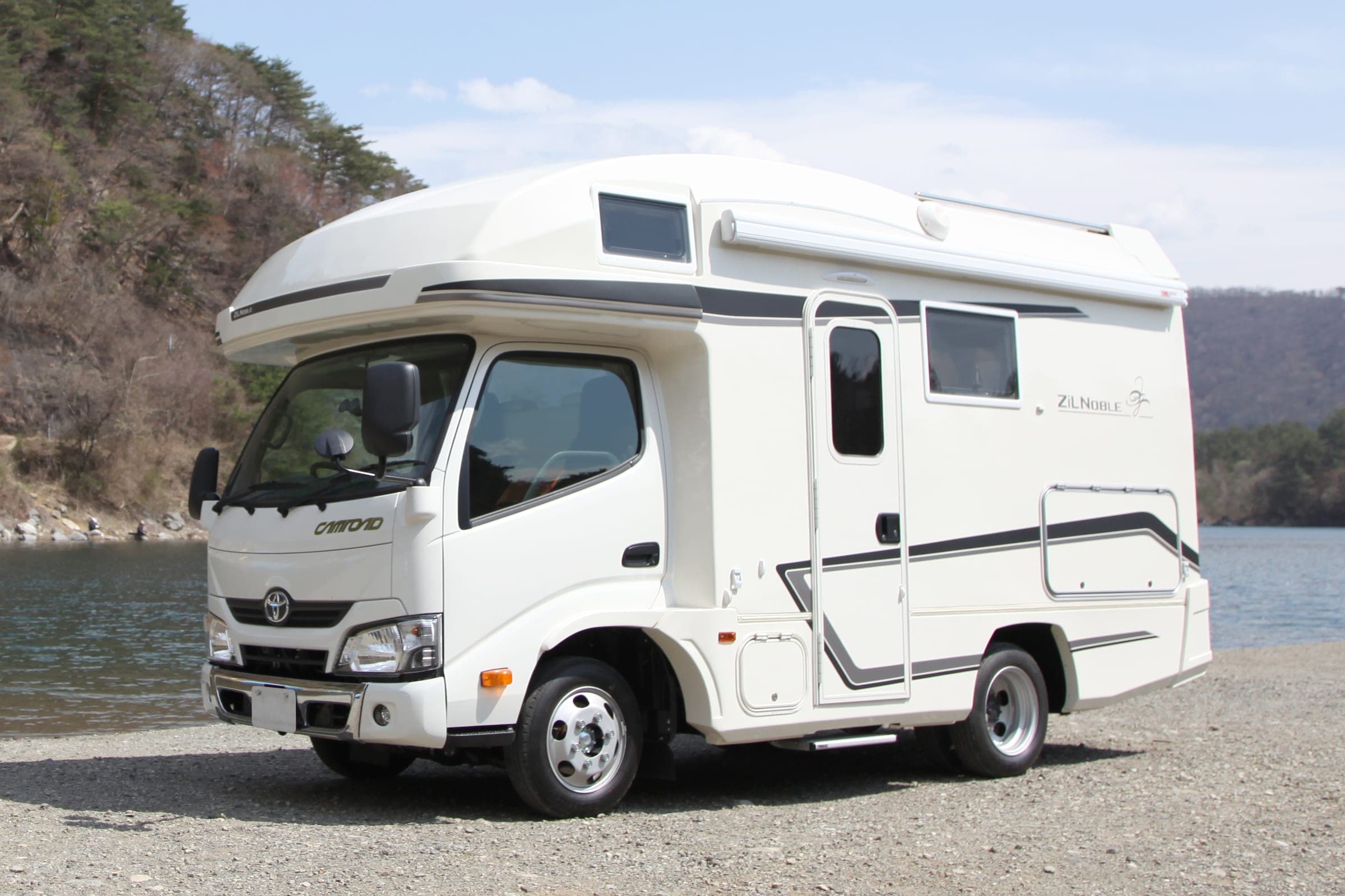 A 2021 Vantech ZiL Noble on a Toyota Camroad chassis, the same model as Camping Labo's Zil Noble