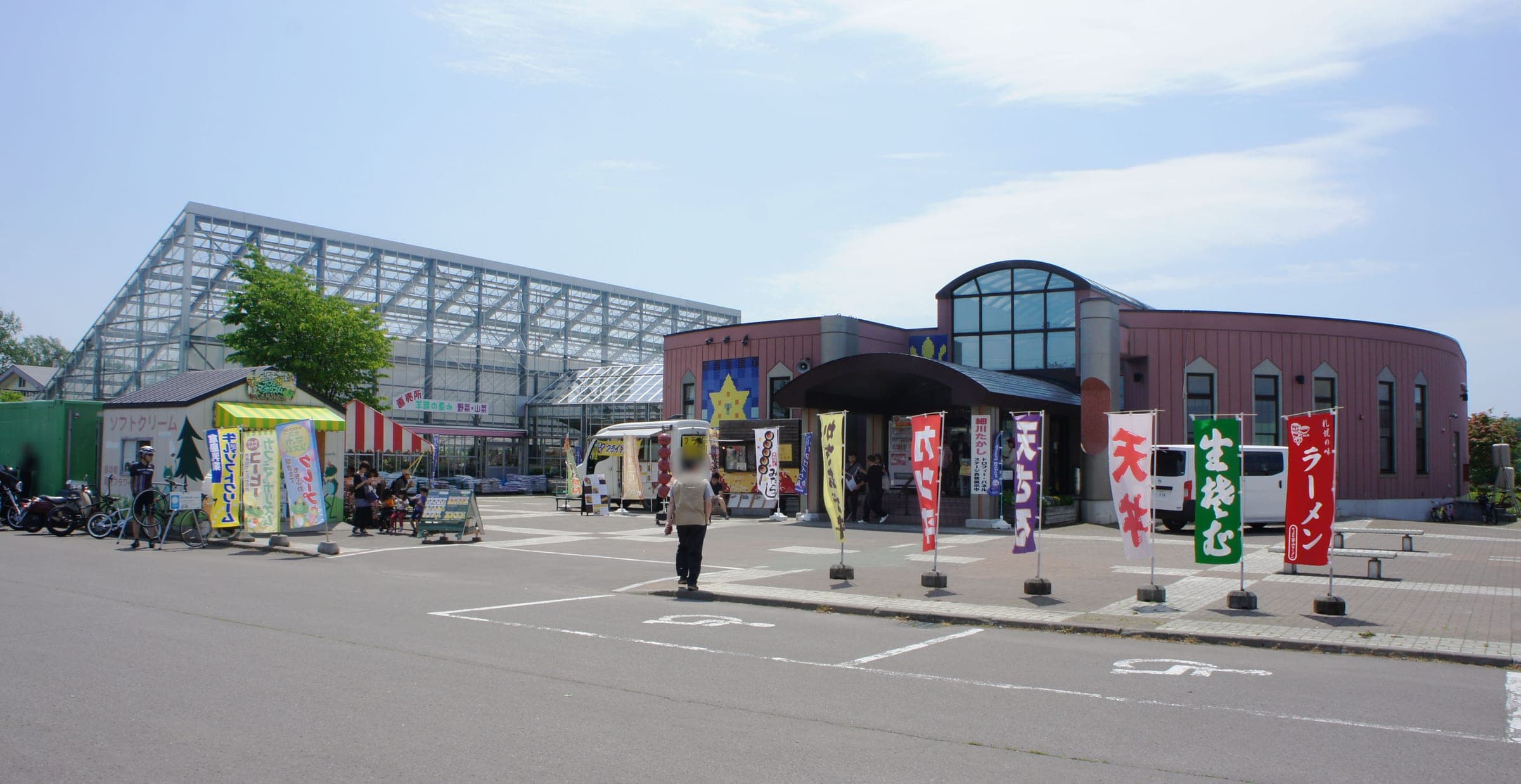 The glasshouse and entrance of Michi-no-eki Makkari Flower Center