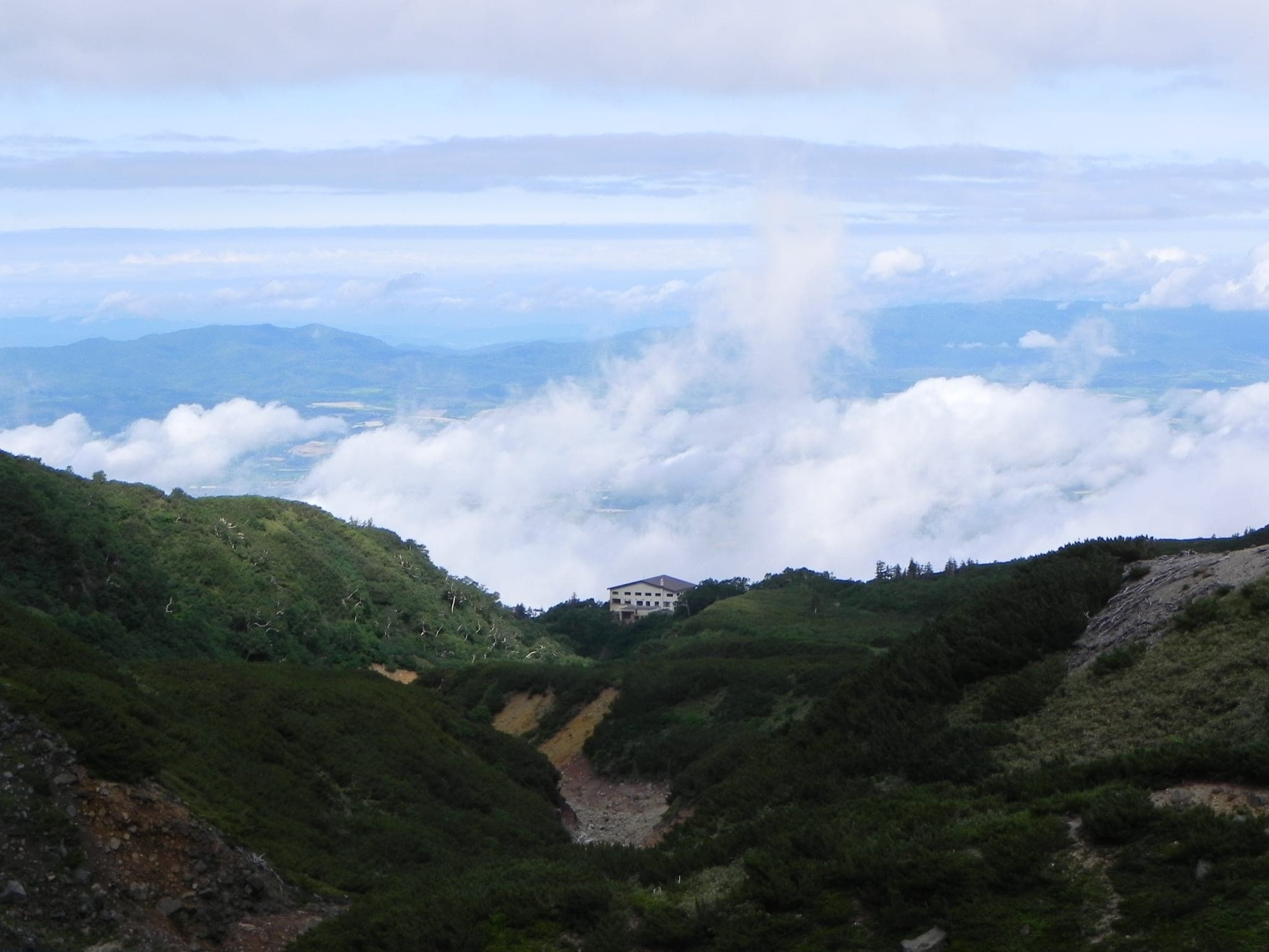 A sea of cloud fills the valley below Tokachidake Onsen Ryounkaku on the upper slopes