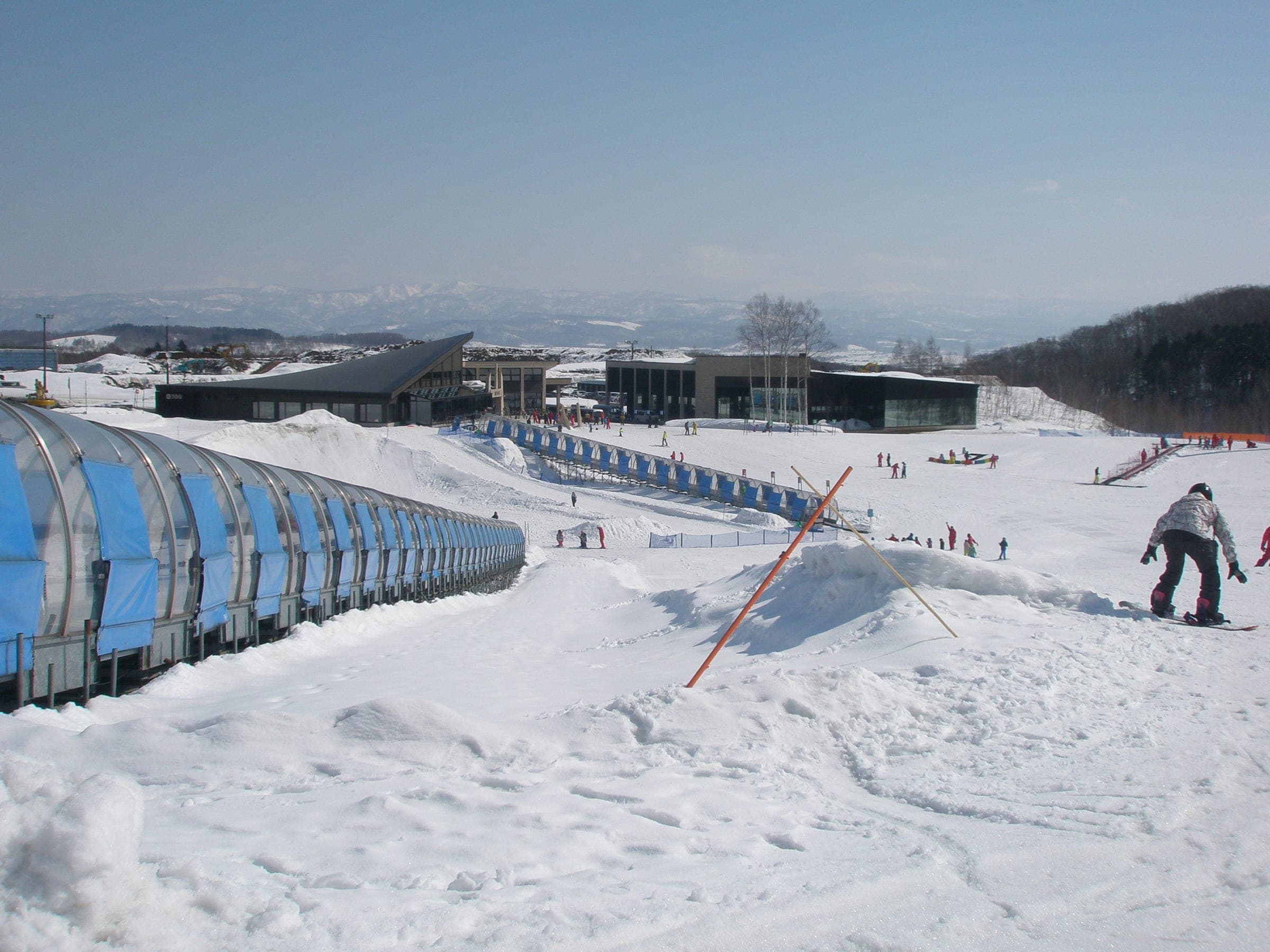 The tube park and magic carpet run beside HANAZONO 308 on the beginner slope
