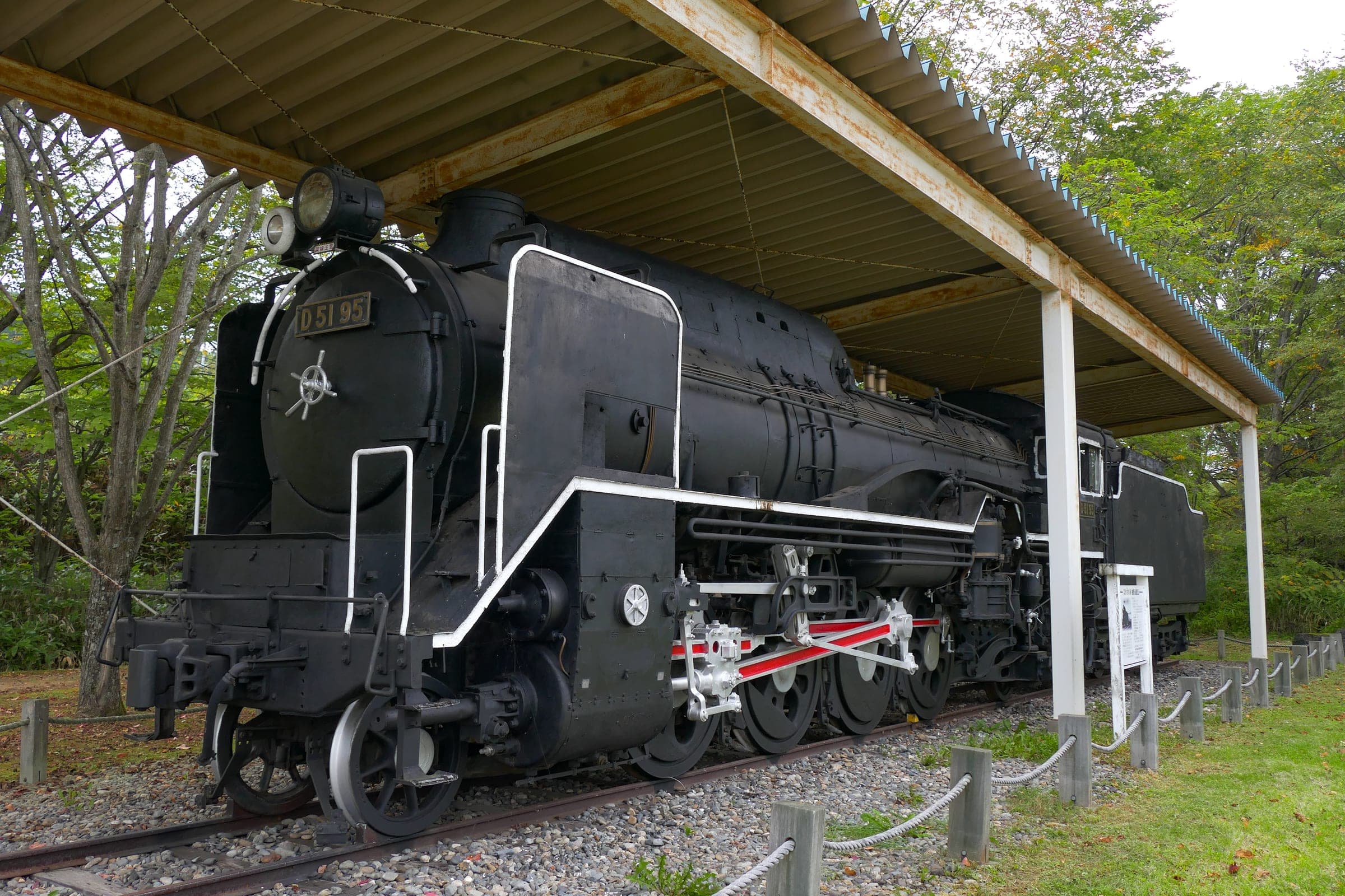 The preserved D51 steam locomotive under its shelter at the entrance to Shintoku-yama Ski Area