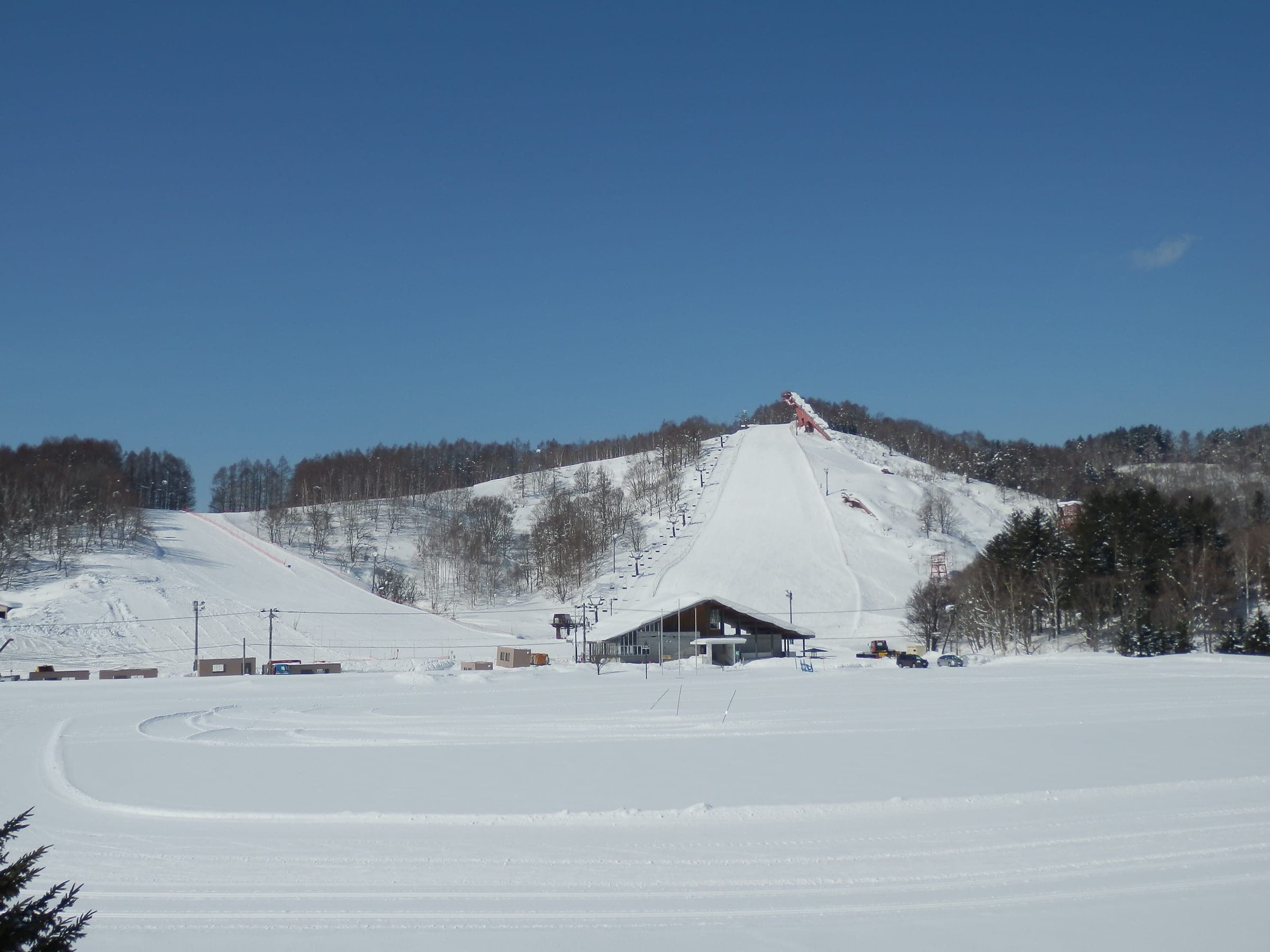Asahigaoka Ski Area in Kutchan under snow, with its lodge at the foot of the hill