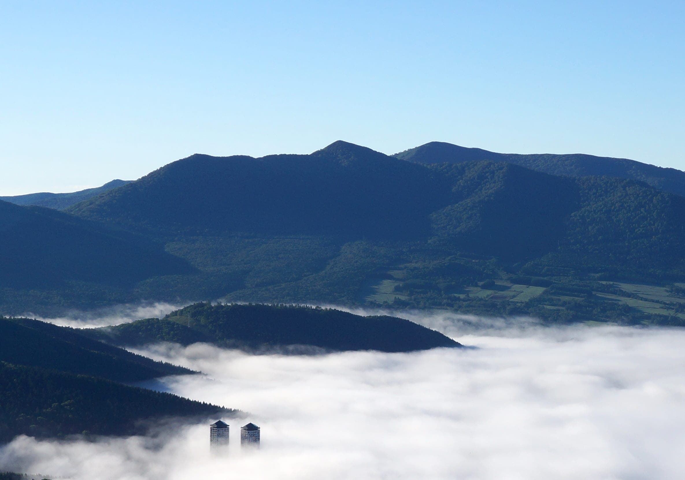 Karifuri-dake rises above a sea of morning cloud, seen from the Unkai Terrace at Tomamu in summer