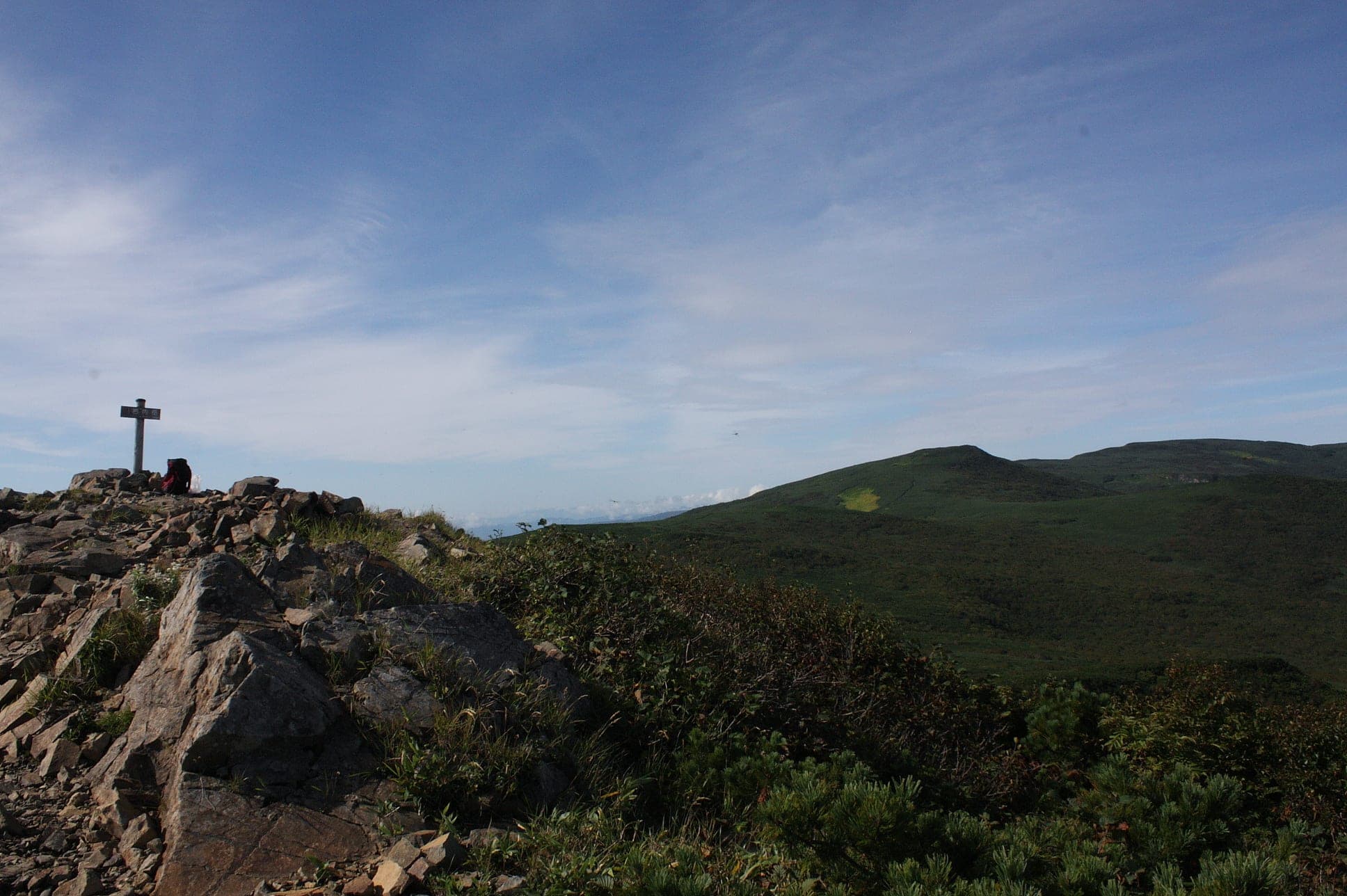 Horobetsu-dake and Raiden-yama line the skyline beyond the rocky summit of Iwanai-dake in summer